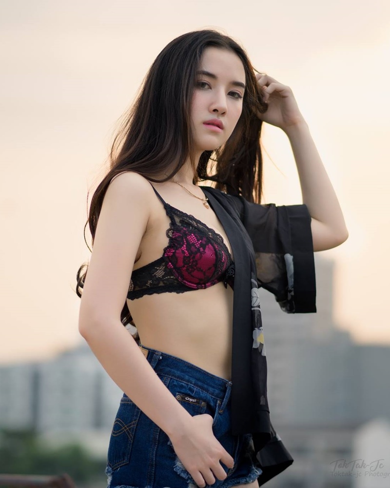 Thailand sexy angel Ploywarin Tippakorn - Black-pink bra and jean on sunset