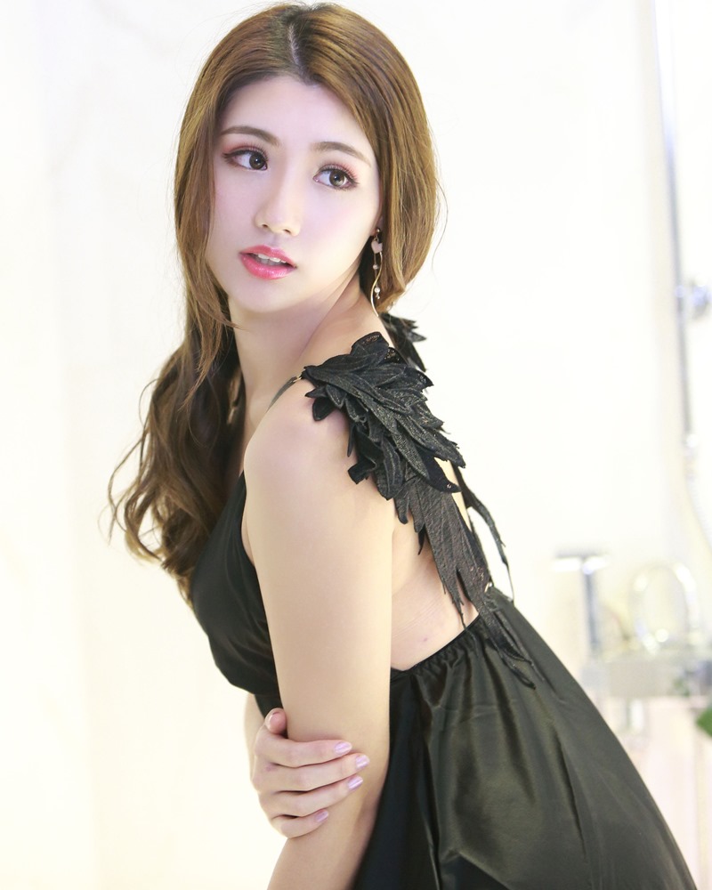 Image-Taiwanese-Model–張倫甄–Charming-Girl-With-Black-Sleep-Dress-TruePic.net