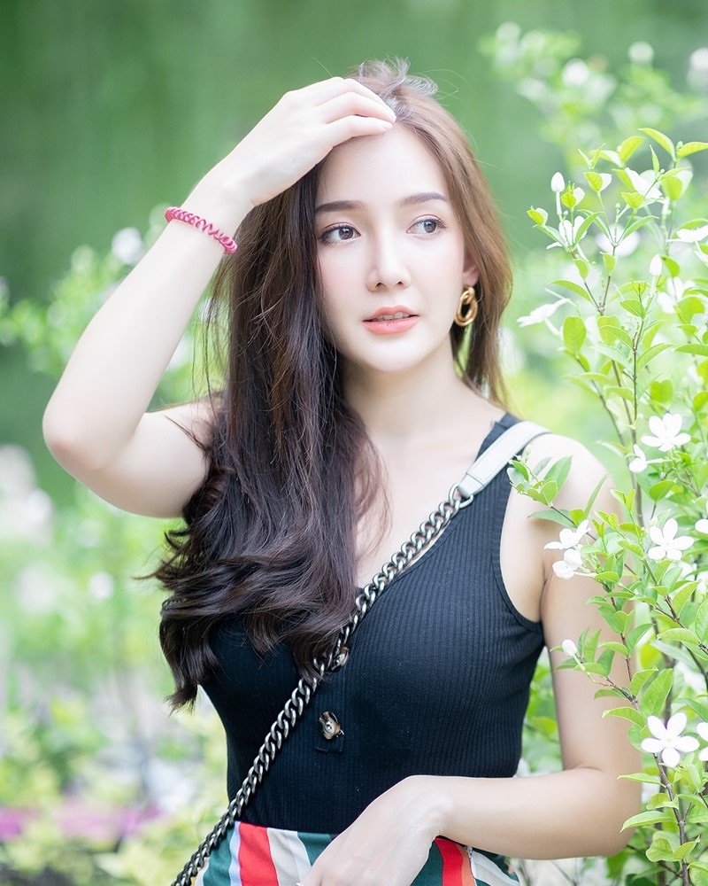 Image-Thailand-Model-Rossarin-Klinhom-Beautiful-Girl-Lost-In-The-Flower-Garden-TruePic.net