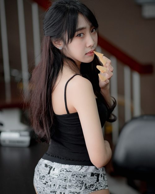 Image Thailand Model - Suneta Ngachalvy - Black Crop Top - TruePic.net