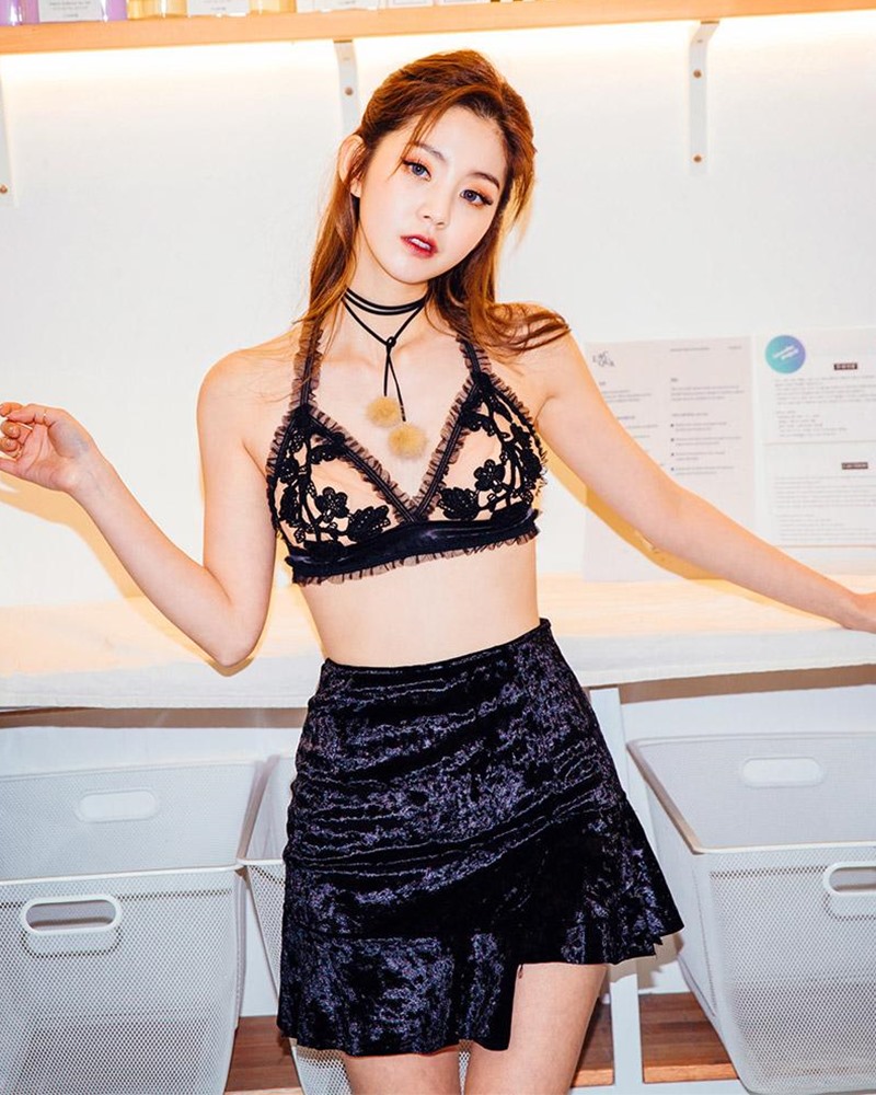 Image Korean Fashion Model - Lee Chae Eun - Holiday Skivvies - TruePic.net
