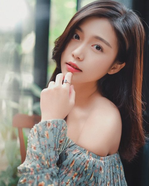Vietnamese Beautiful Girl - Walking Into The Nice Weekend - TruePic.net