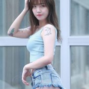 Taiwanese Lovely and Sexy Girl – 泱泱 - Low Top and Jeans Pants - TruePic.net