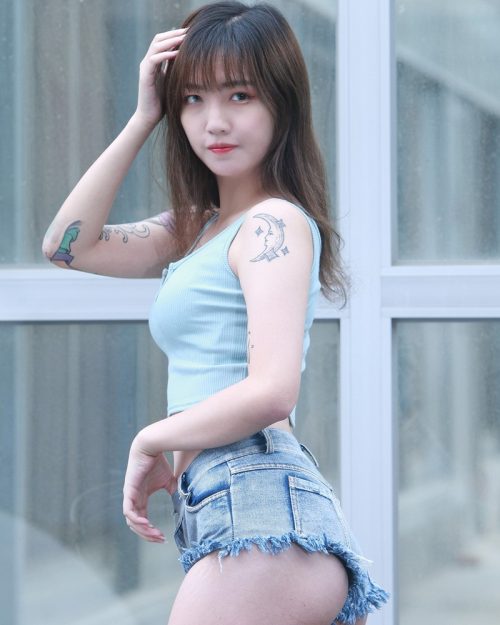 Taiwanese Lovely and Sexy Girl – 泱泱 - Low Top and Jeans Pants - TruePic.net